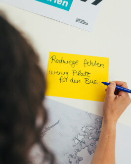 BarneLAB Beteiligungswerkstatt Wunstorf zukunftsfähige Mobilität Barnestraße Verkehrswende Anwohner Vorbote der Mobilitätswende Kunst Kunstinstallation Autos